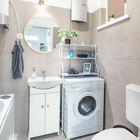 Very - Stylish - Large With Ac Apartment