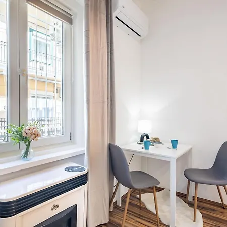 Very - Stylish - Large With Ac