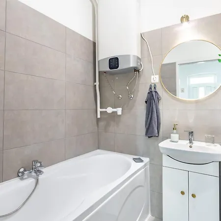 Very - Stylish - Large With Ac Apartment
